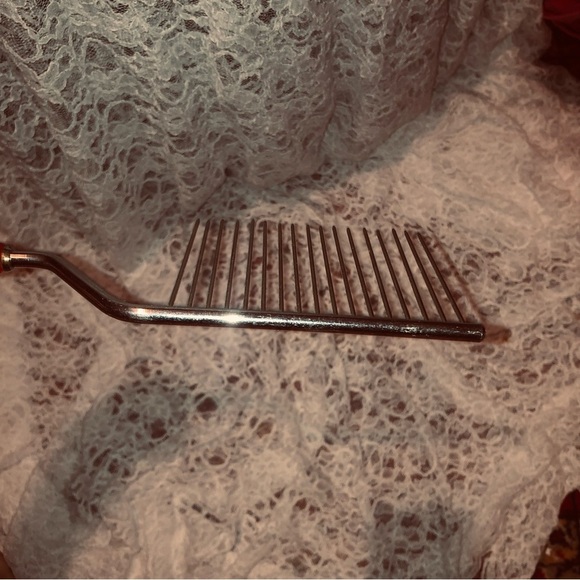 Vintage angel food cake cutter, red Bakelite handle, stainless cake cutter part. - Picture 4 of 5